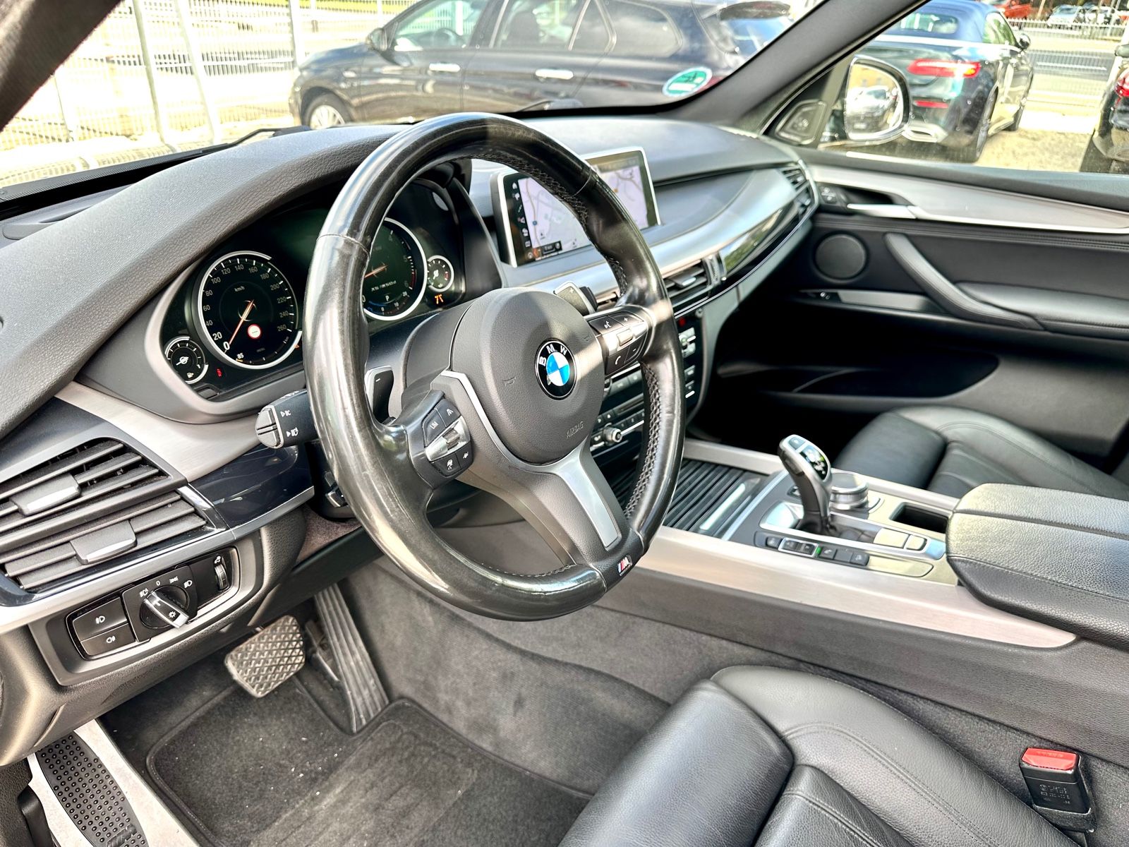 Fahrzeugabbildung BMW X5 M50 M SPORTPAKET*PANO+AHK*