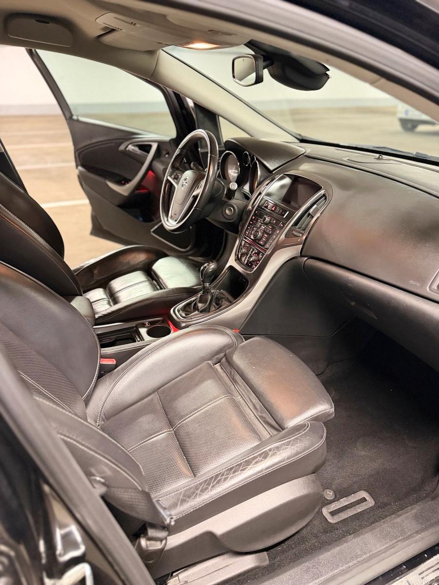 Opel Astra 2011 — photo 10