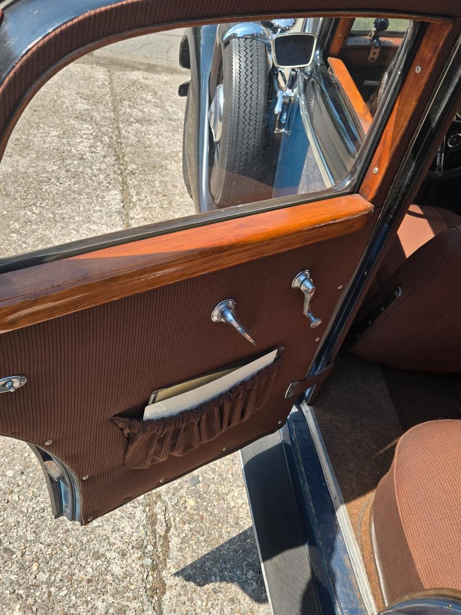 Mercedes-Benz 230