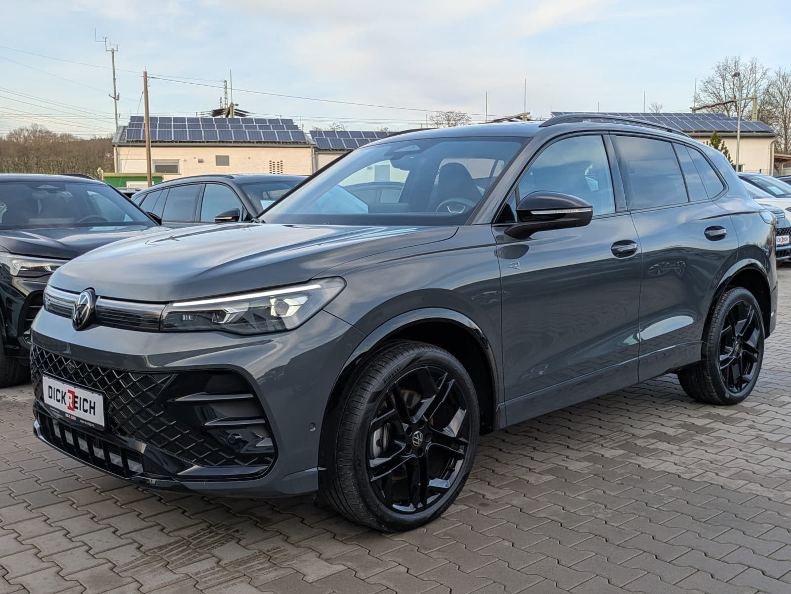 Fahrzeugabbildung Volkswagen Tiguan 2.0 TDI 4M R-Line BLACK*PAN*HK*AHK*MATRIX