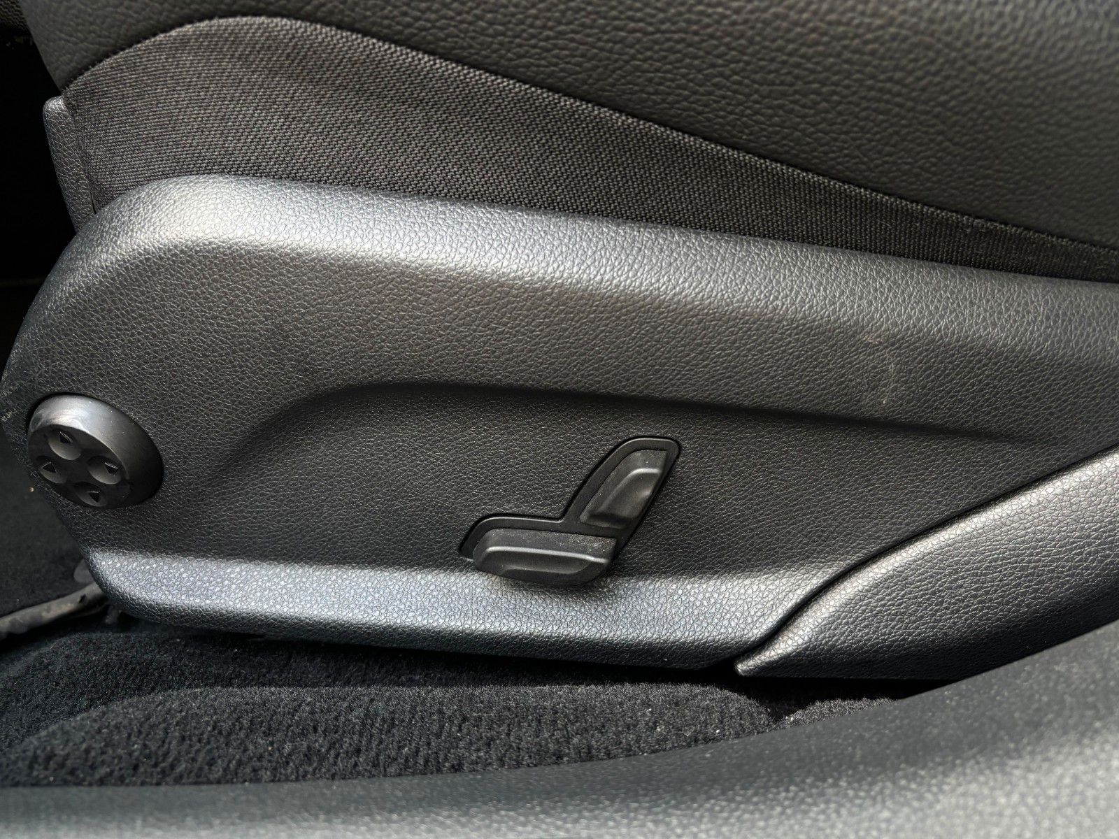 Fahrzeugabbildung Mercedes-Benz E 220d *Ambiente*Kamera*ACC*LED*SHZ