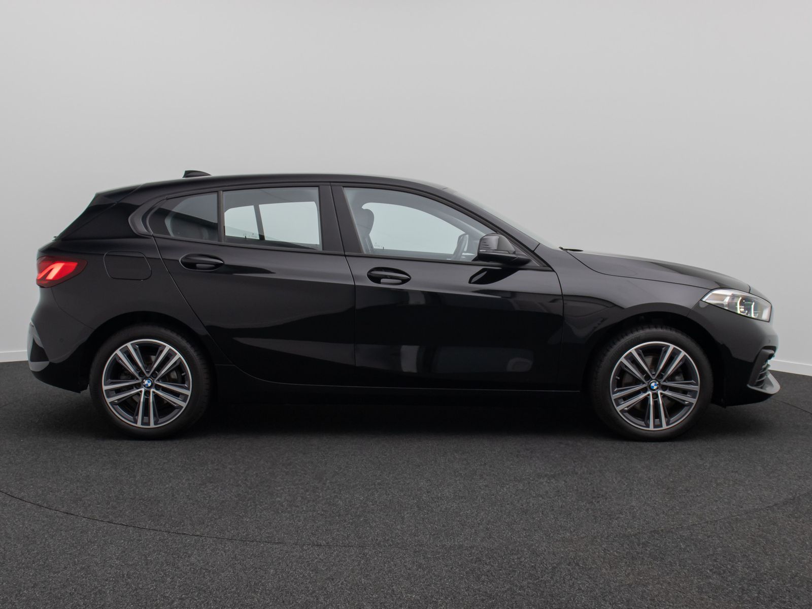 Fahrzeugabbildung BMW 118i Sport Leder HUD DAB Kamera AHK Memory LED