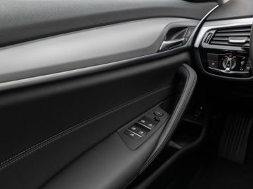 Fahrzeugabbildung BMW 530e xD Pano Kamera DAB HiFi Adapt. Fahrwerk 19"