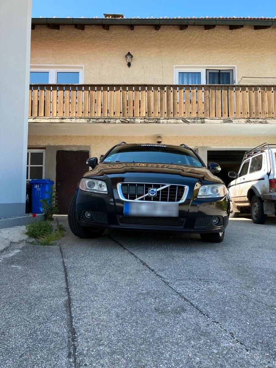 Volvo V70 2008 — вигляд ззаду