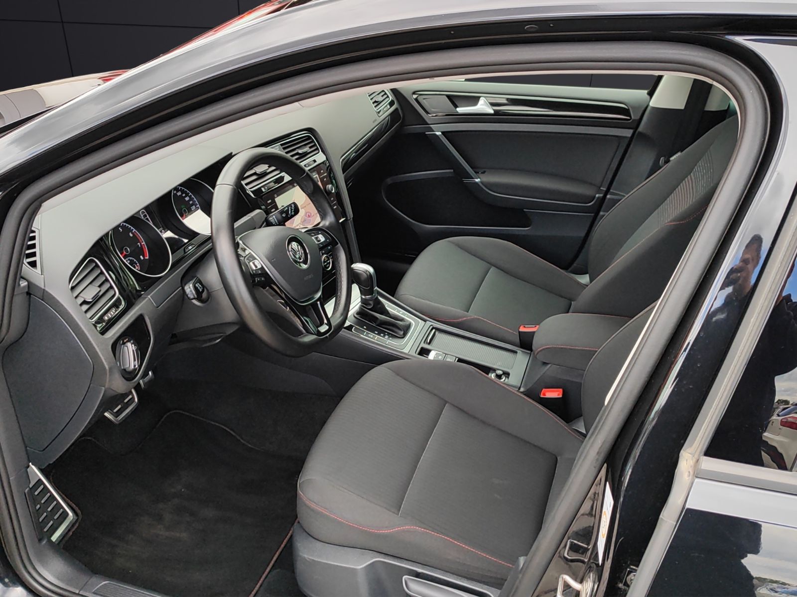 Fahrzeugabbildung Volkswagen Golf VII Lim. Sound *R-Line*BMT*SitzHZ*Sport*LED