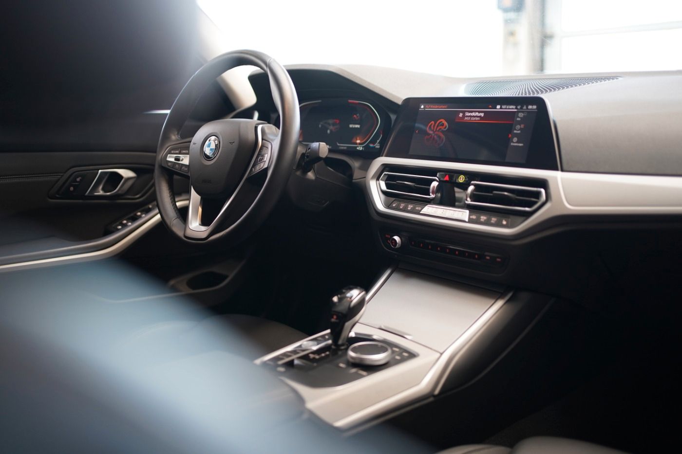 Fahrzeugabbildung BMW 320i Advantage Head Up+Parking u. Driving Ass.++