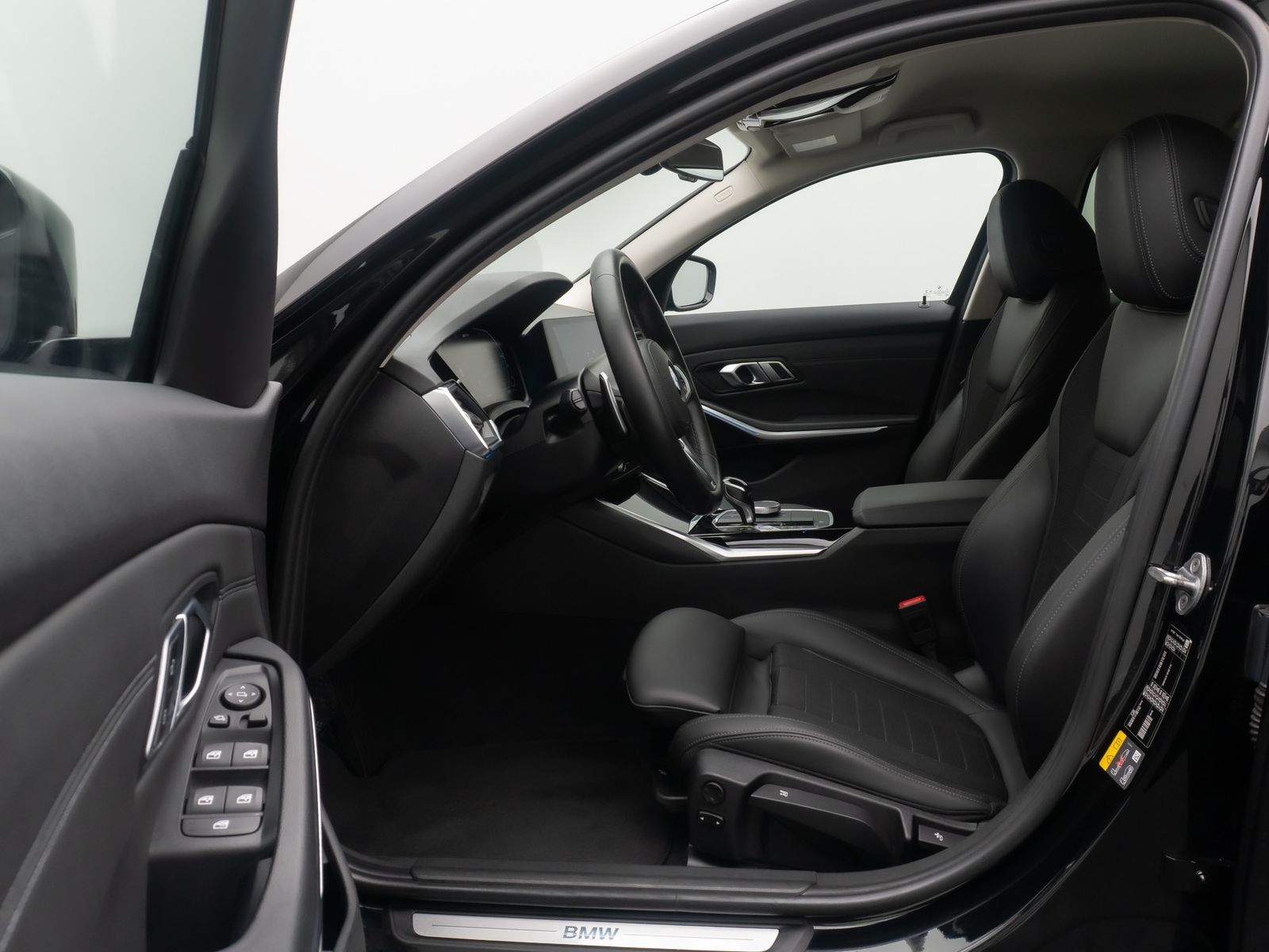 Fahrzeugabbildung BMW 330e Sport Line DAB Alarm Geschwindig Teilleder