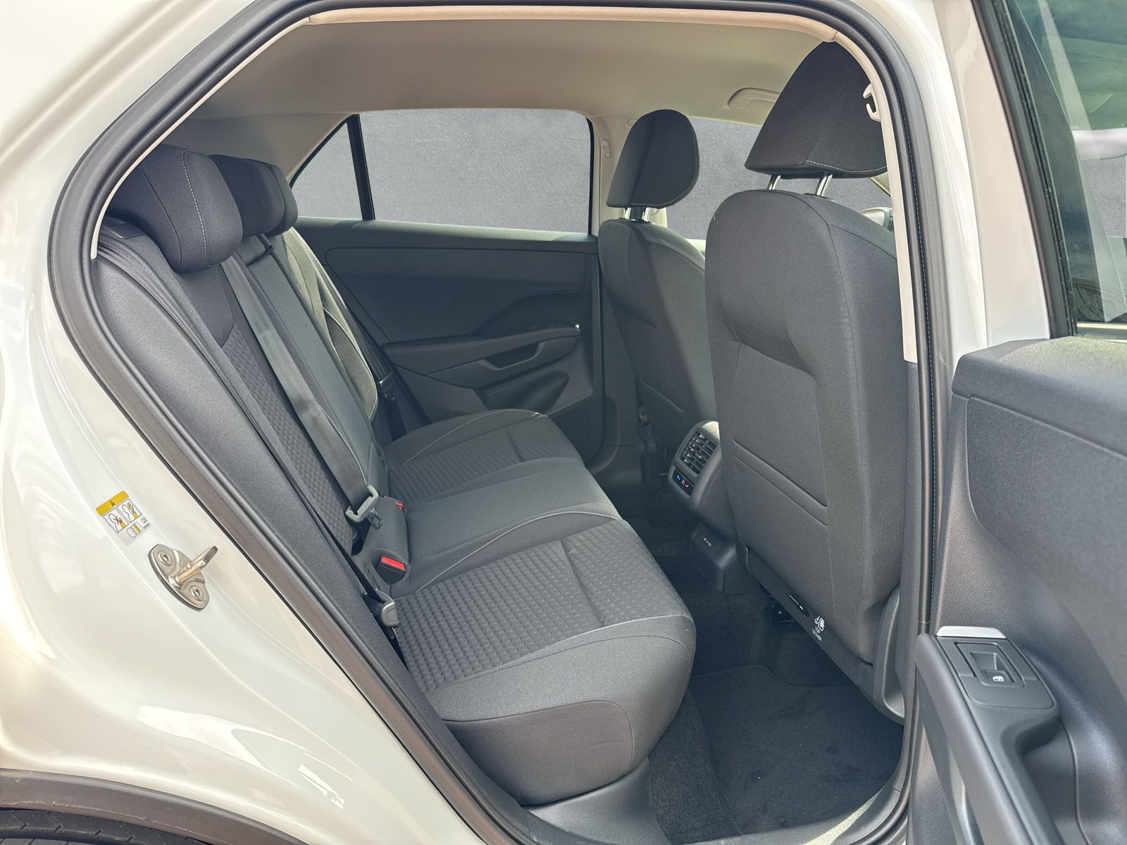 Fahrzeugabbildung Volkswagen T-Roc 1.5 eTSI Life Keyless ACC Kamera SHZ