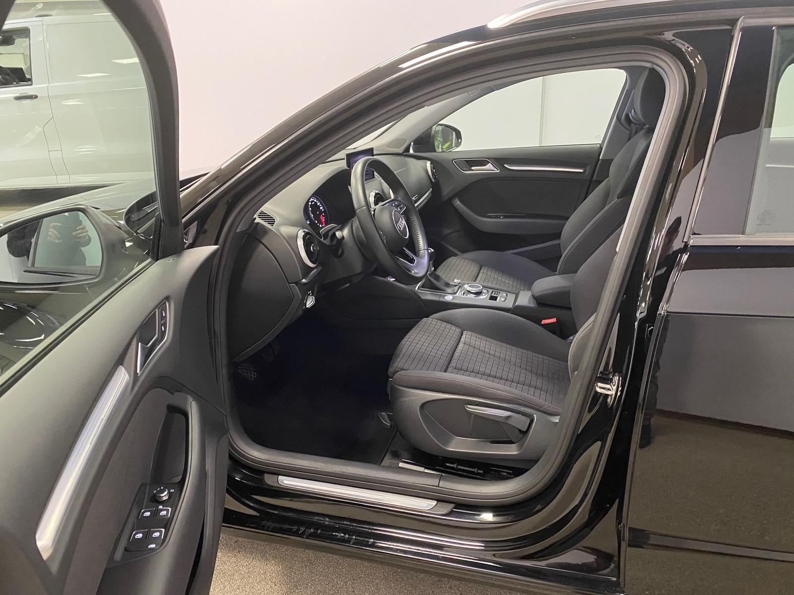 Fahrzeugabbildung Audi A3 1.5 ACT 35 TFSI SPORT NAVI+PDC+SITZHEIZ+KLIMA
