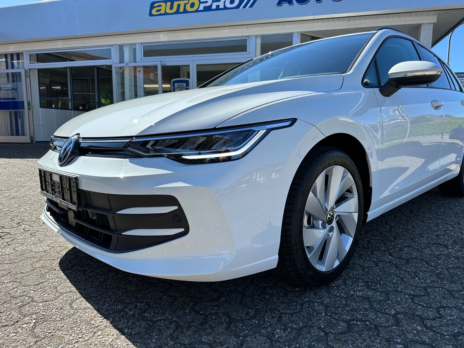 Fahrzeugabbildung Volkswagen Golf VIII Variant 1.5 TSI Life Navi/ACC/LED/Shzg