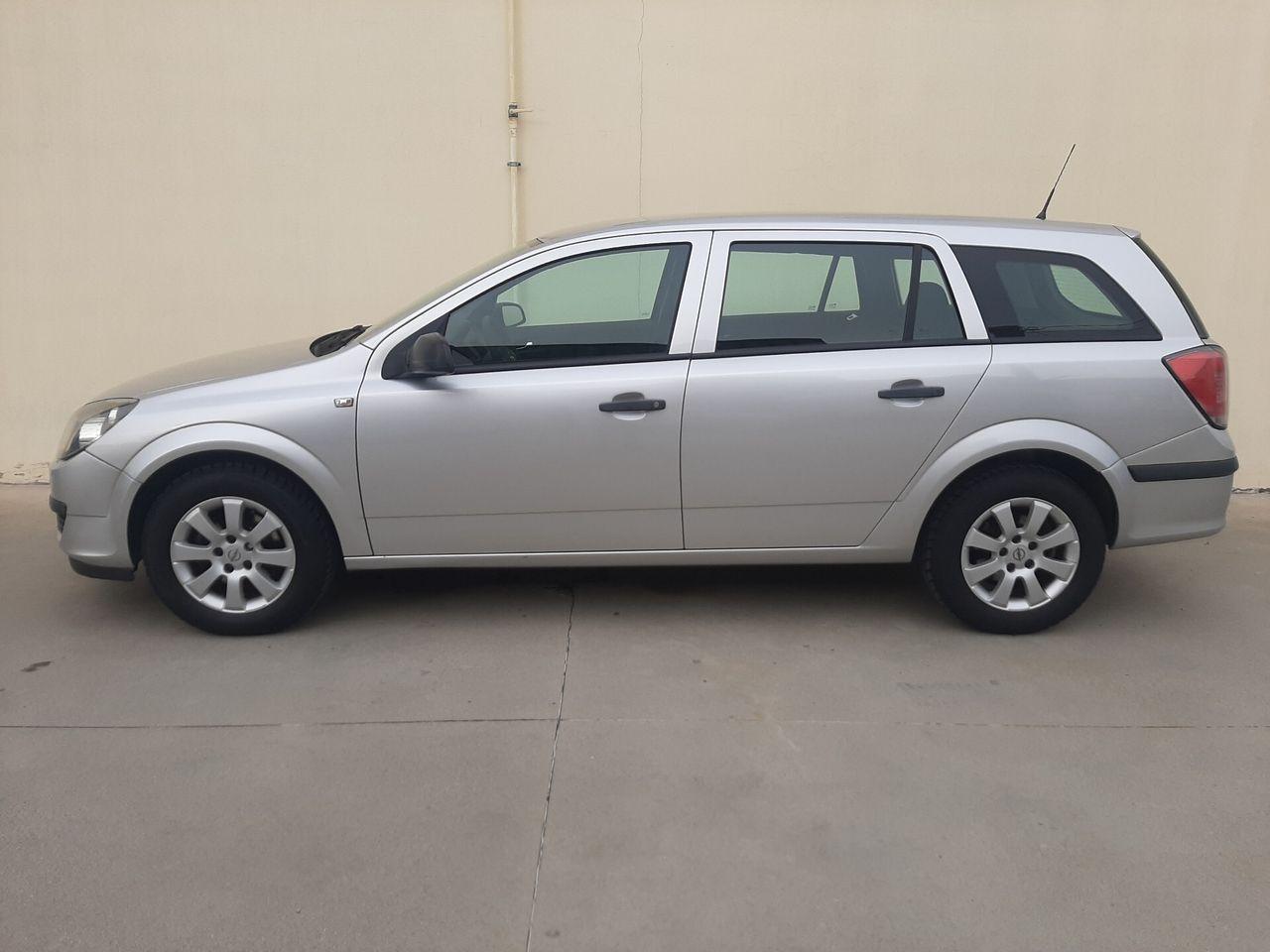 Opel Astra 2006 — вигляд ззаду