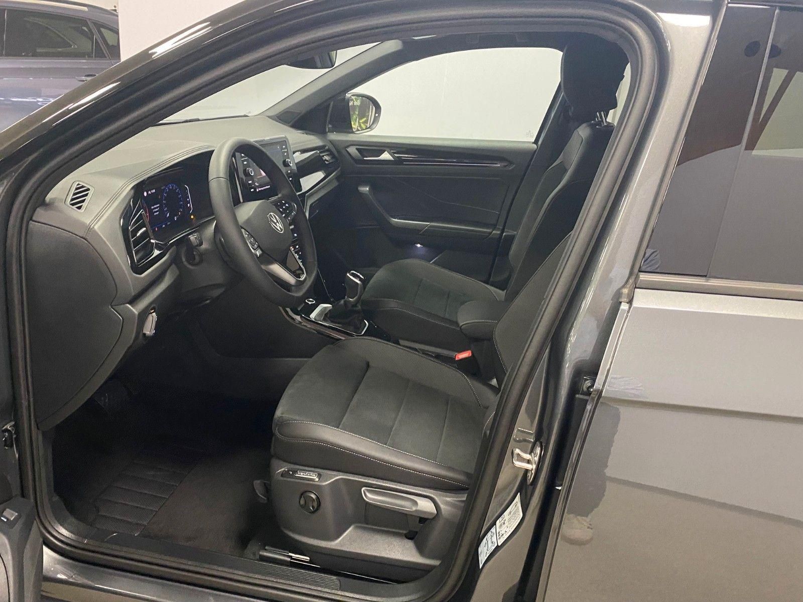 Fahrzeugabbildung Volkswagen T-Roc 1.5 TSI DSG Style+NAVI+IQ-MATRIX+Black Sty