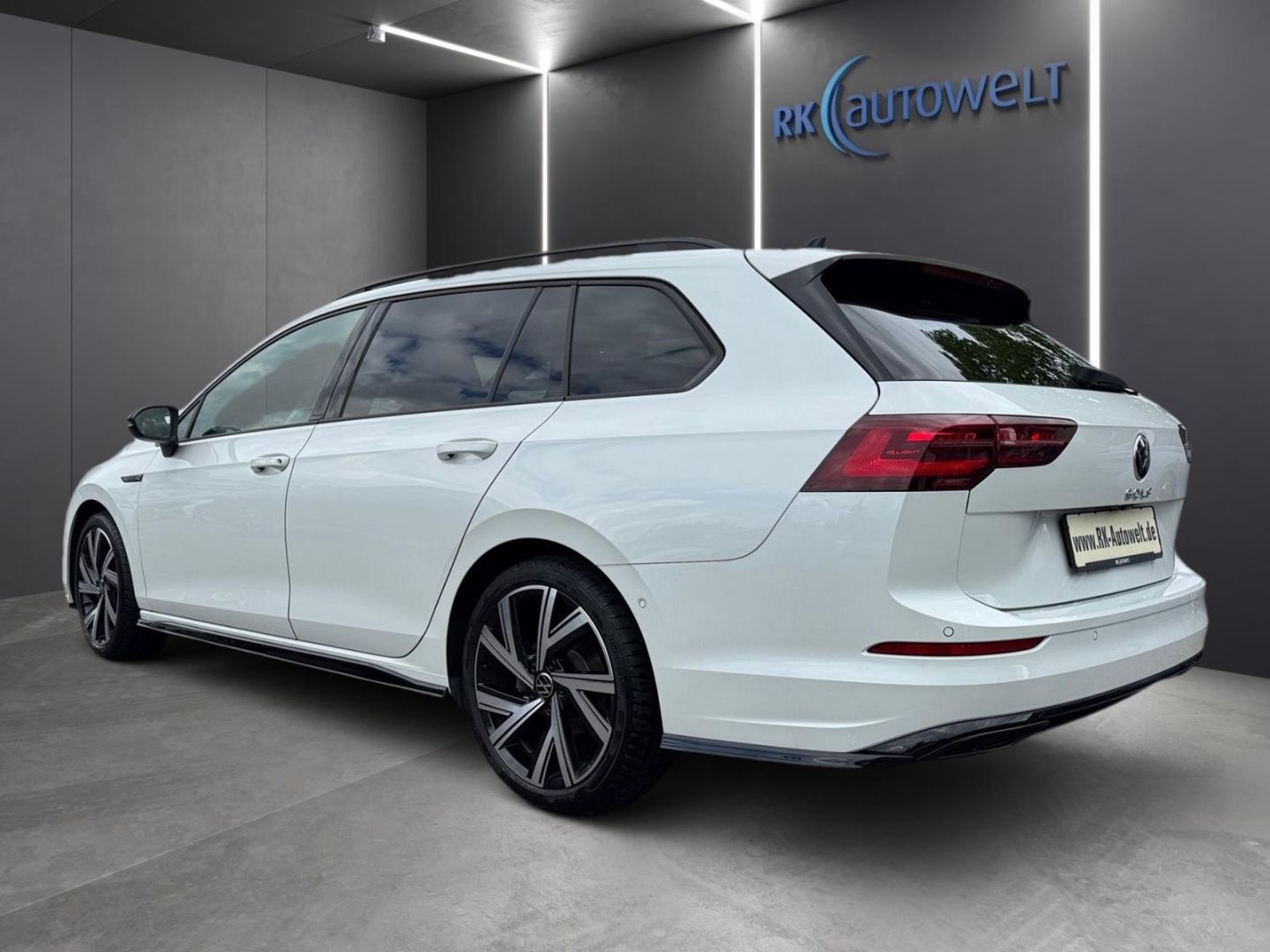 Volkswagen Golf Variant VIII R-Line 2.0 TSI RearView Matrix foto 5