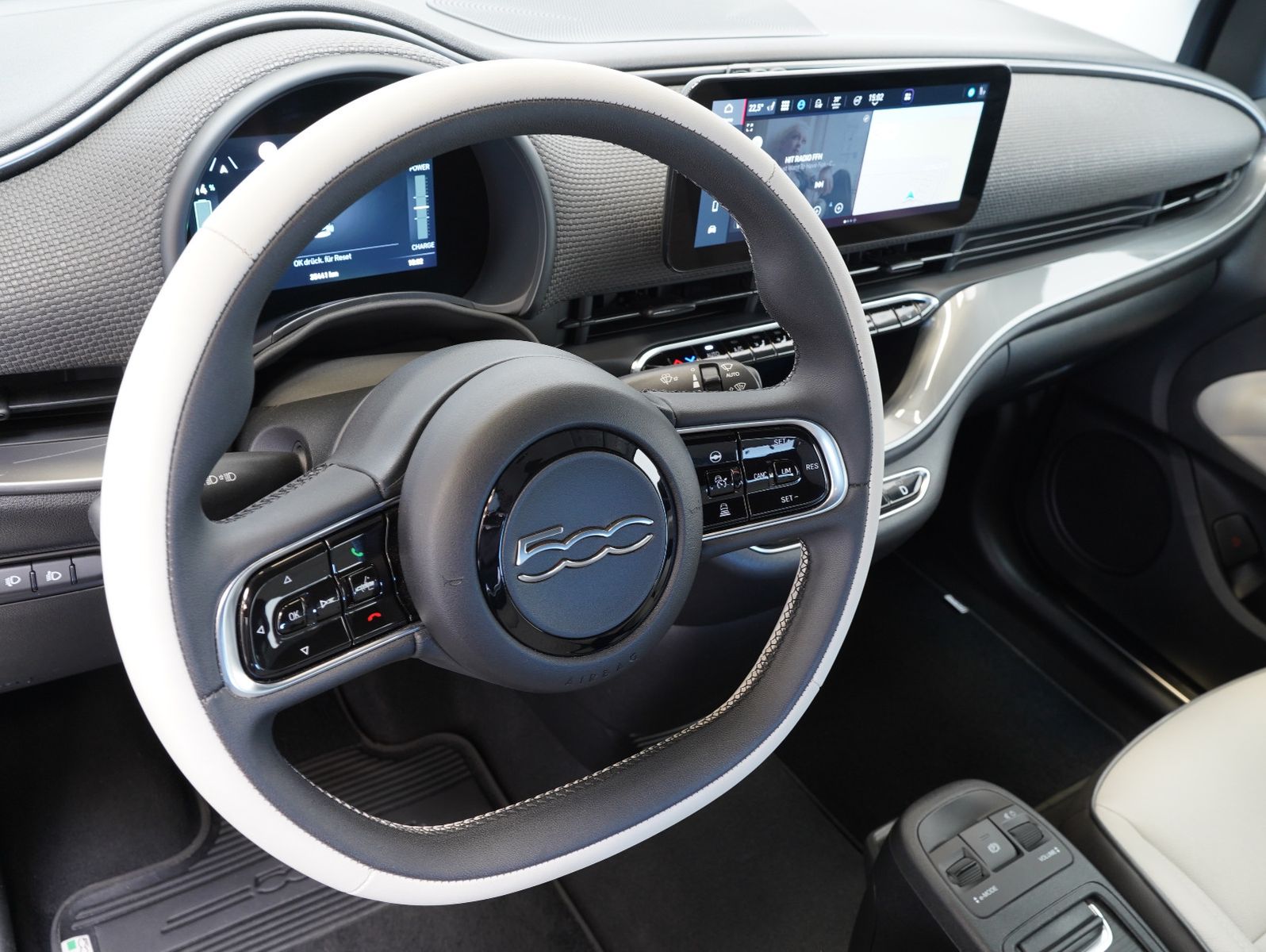 Fahrzeugabbildung Fiat 500e La Prima 87KW/42kWh/DC-LADEN/CARPLAY