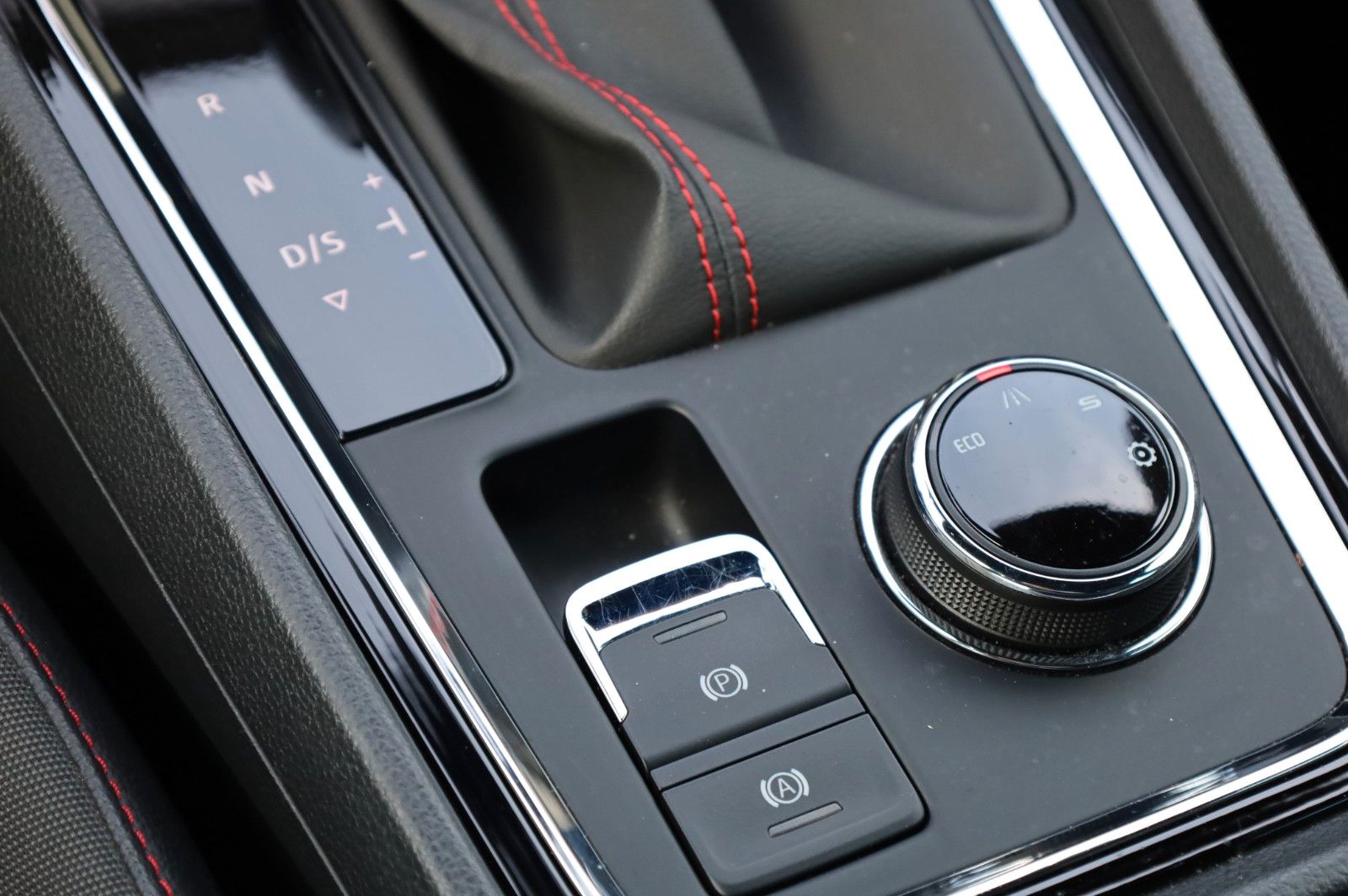 Fahrzeugabbildung SEAT Ateca FR 1,5 TSI DSG *AHZV *DAB*Navi*Winterpaket