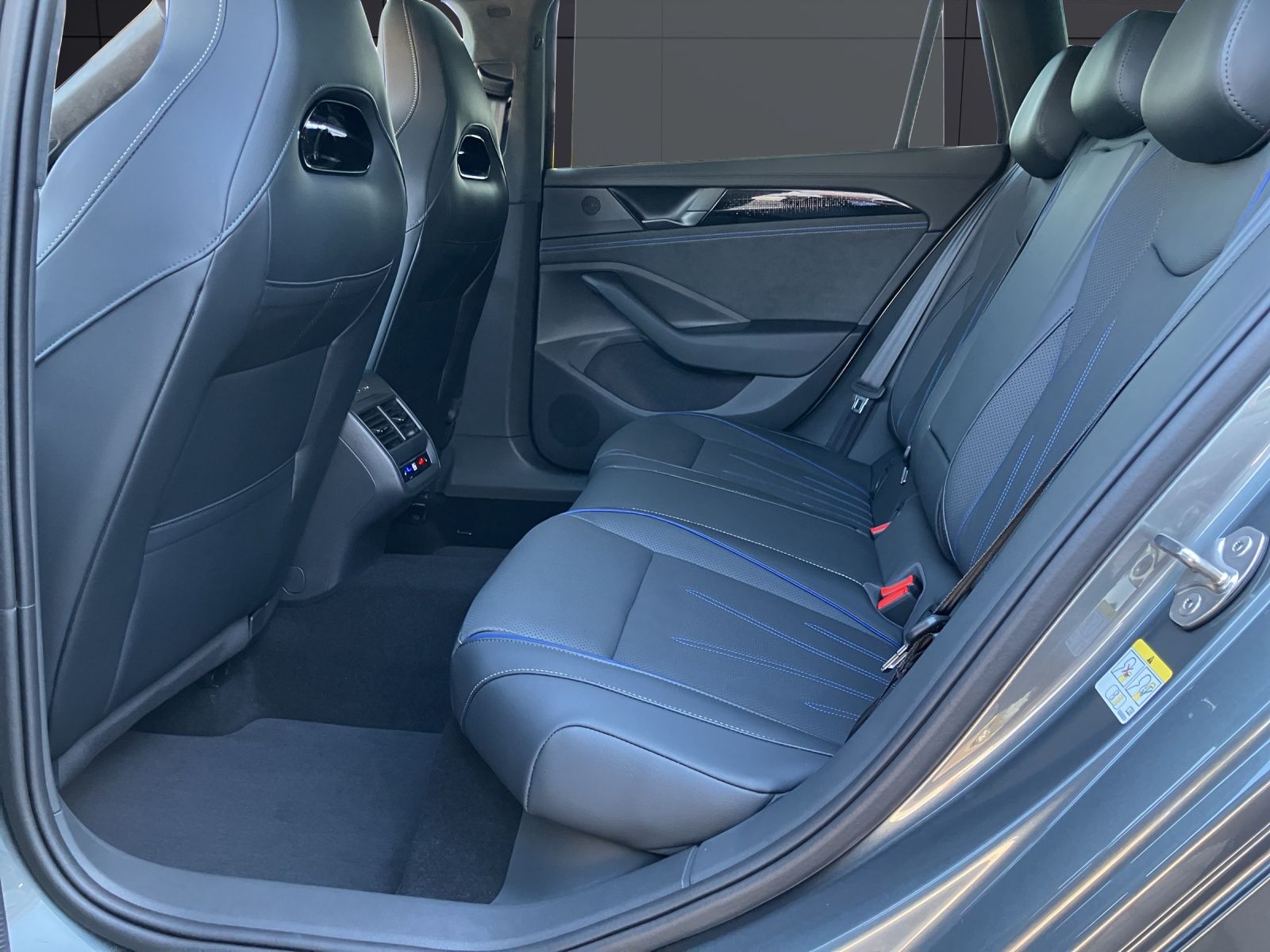 Fahrzeugabbildung Volkswagen Passat Variant TDI R-Line DSG Matrix 4M Navi AHZ
