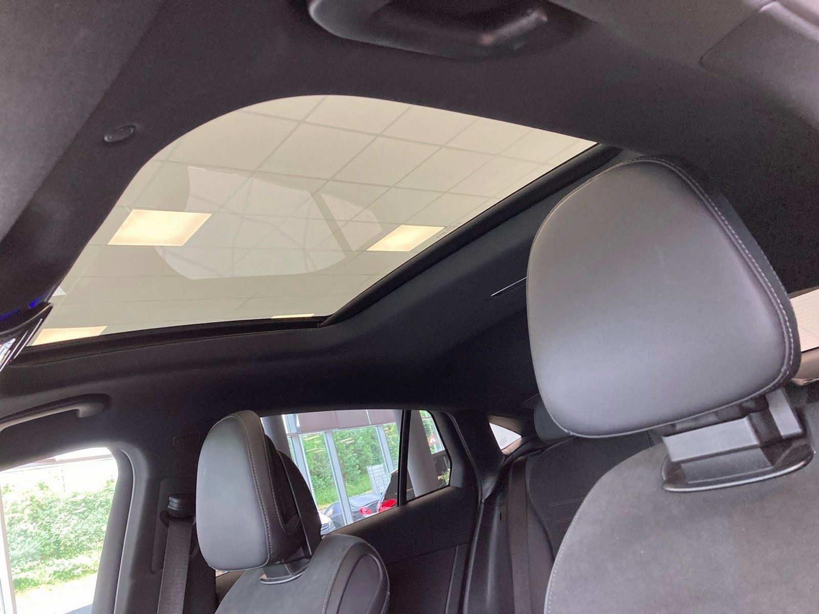Fahrzeugabbildung Mercedes-Benz GLC 300 4M AMG Plus*HUD*Pano*20"*Distro*360°*AHK