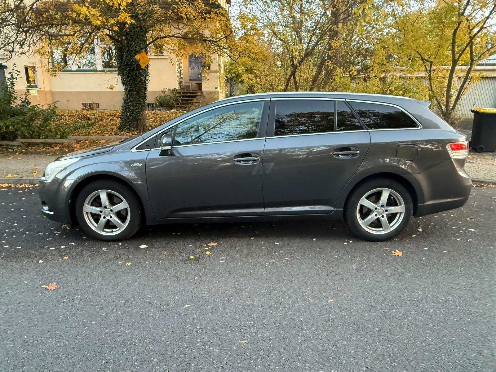 Toyota Avensis 2011 — rear view