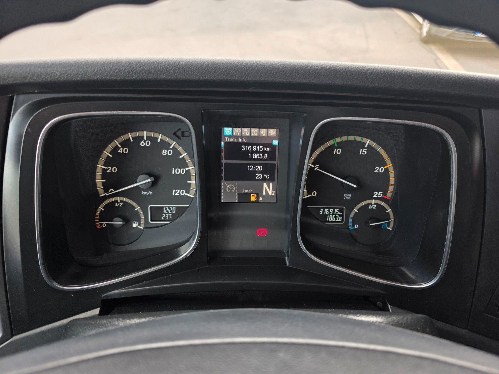 Fahrzeugabbildung Mercedes-Benz Actros 2542 L 6x2 BDF Retarder ADR