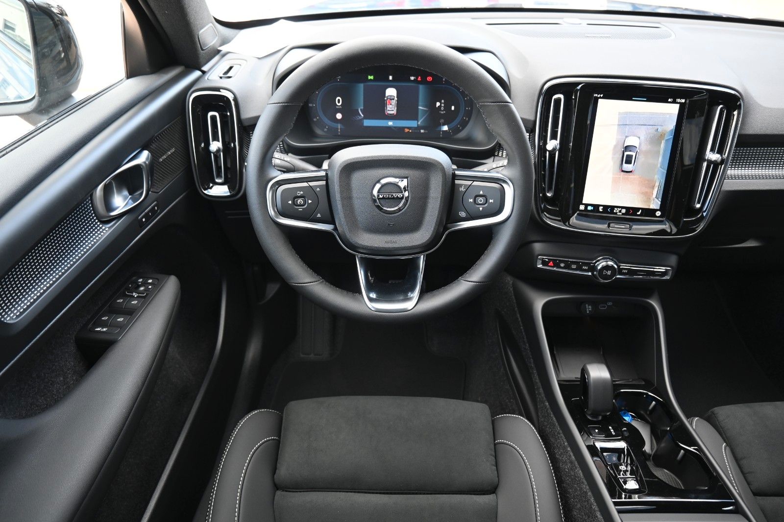 Fahrzeugabbildung Volvo XC40 B3 DKG Ultra Dark*FSHZG*PANO*360°*ACC