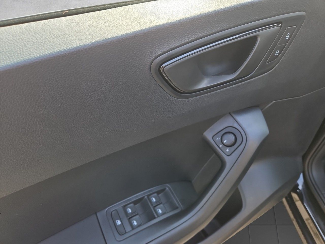 Fahrzeugabbildung SEAT Ateca Reference Edition - 5 Jahre Garantie uvm.