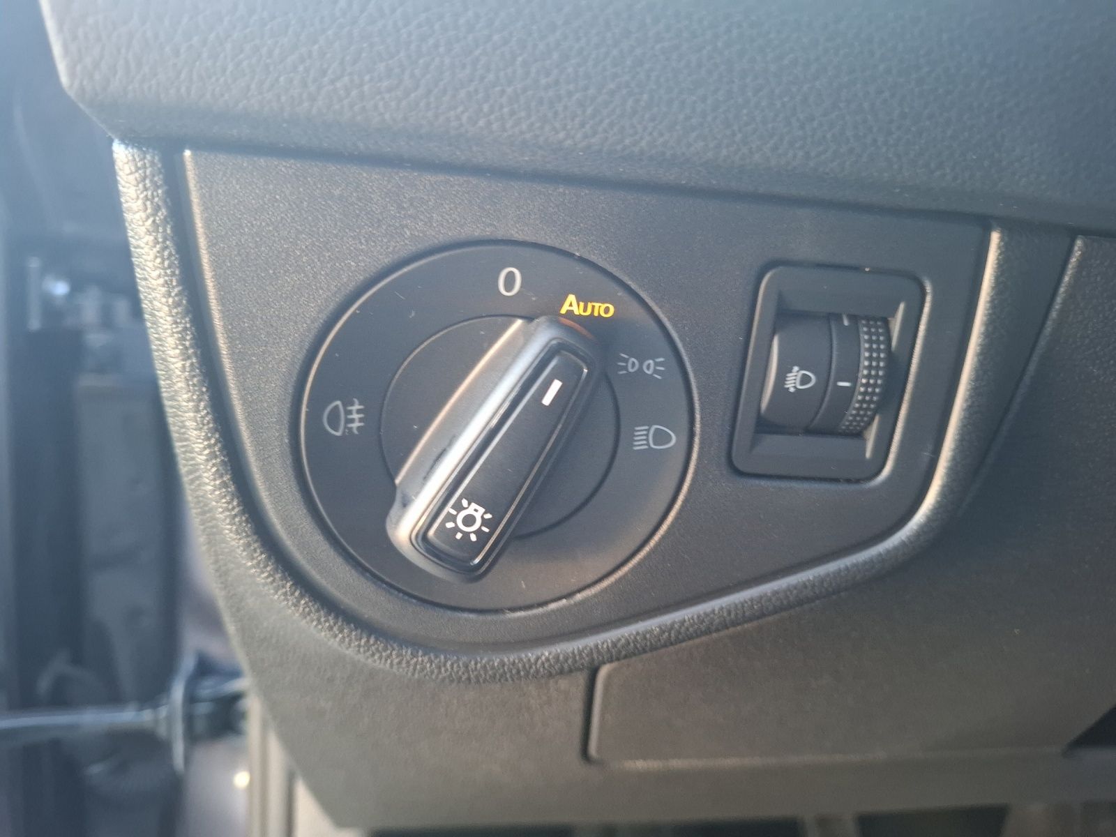 Fahrzeugabbildung Volkswagen Polo TSI Life LED AID SH APP Park-Assist LM