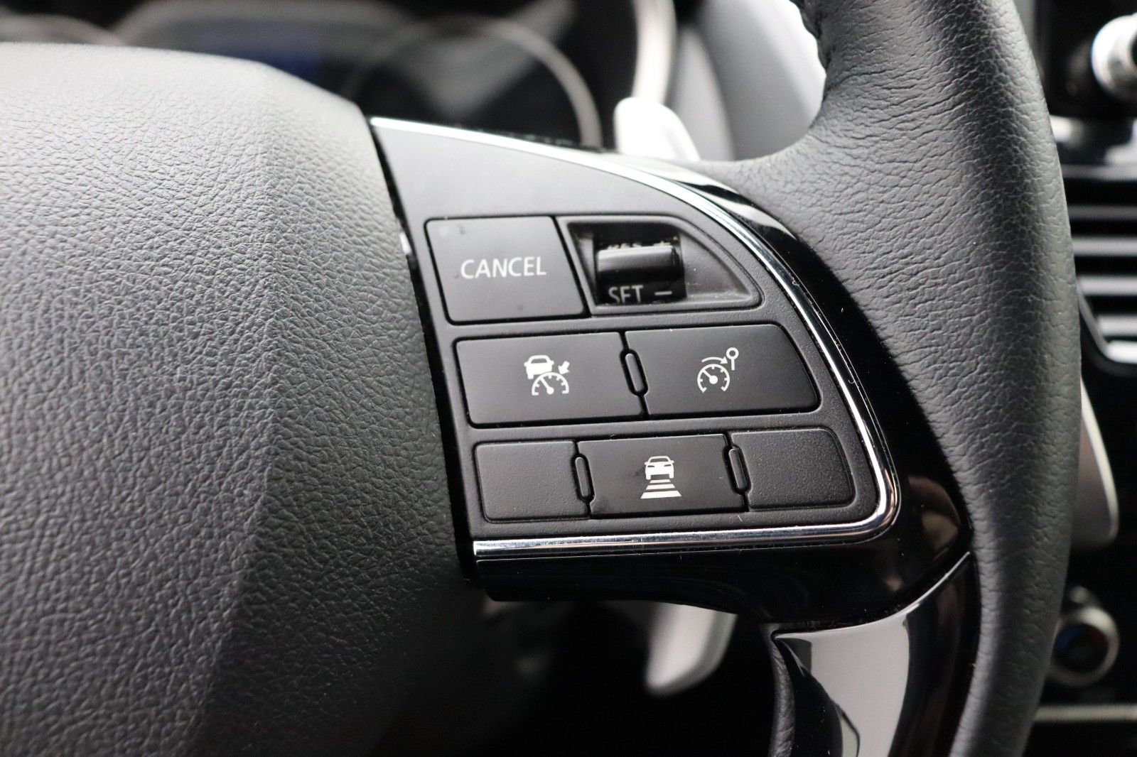 Fahrzeugabbildung Mitsubishi Eclipse Cross 2.4 Intro Edition Hybrid 4WD