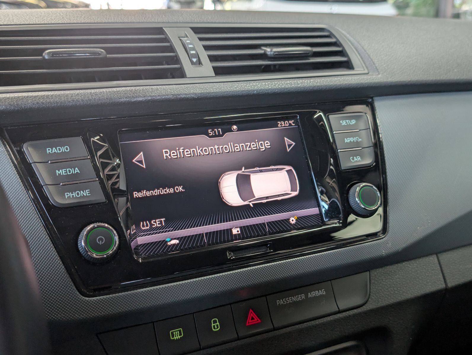 Fahrzeugabbildung SKODA Fabia Active 1.0 MPI SURROUND SCHECKHEFT KLIMA
