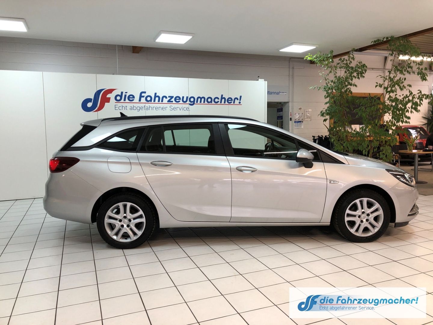 Fahrzeugabbildung Opel Astra K Sports Tourer Edition 1.4 Turbo Navi App