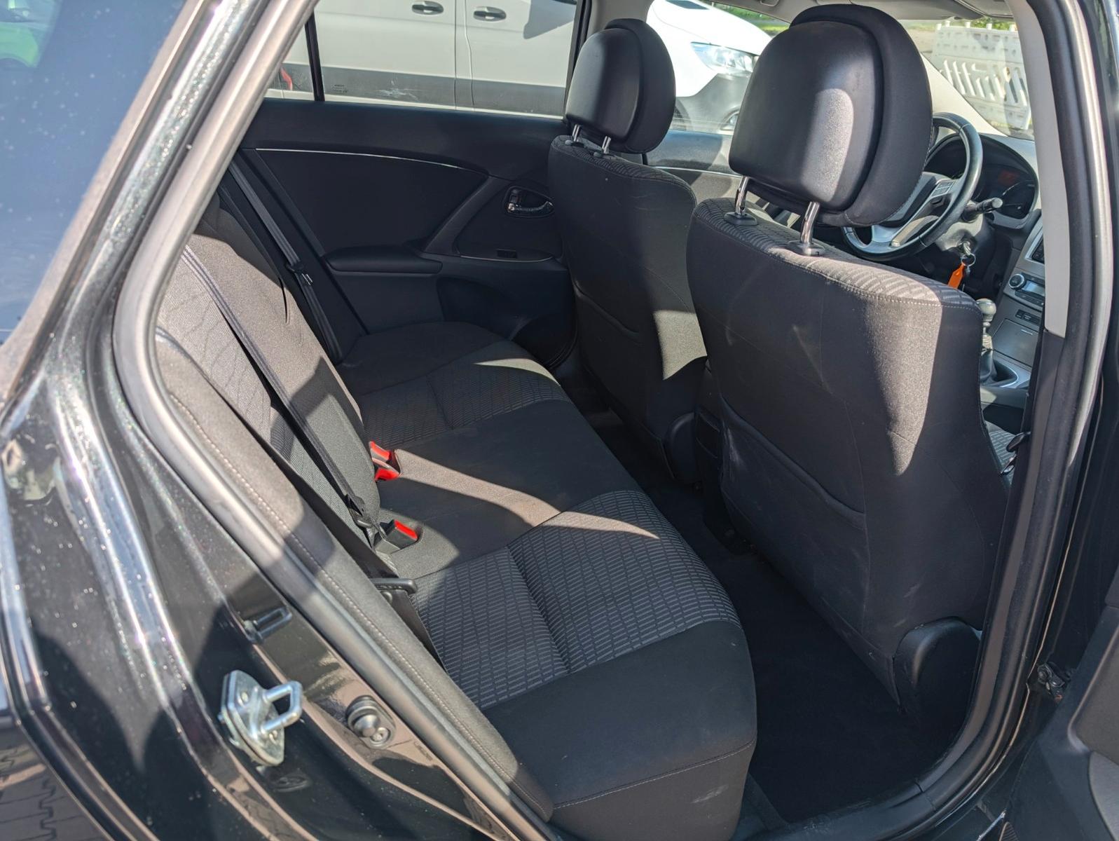 Toyota Avensis 2011 — photo 13