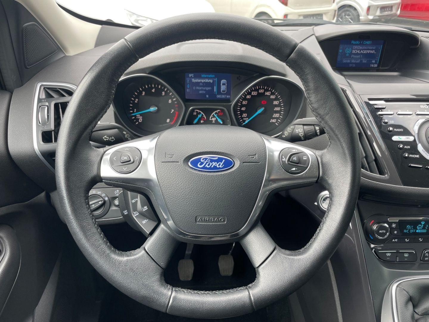 Fahrzeugabbildung Ford Kuga Titanium Klima PDC Navi SHZ heizbWSS Kamera