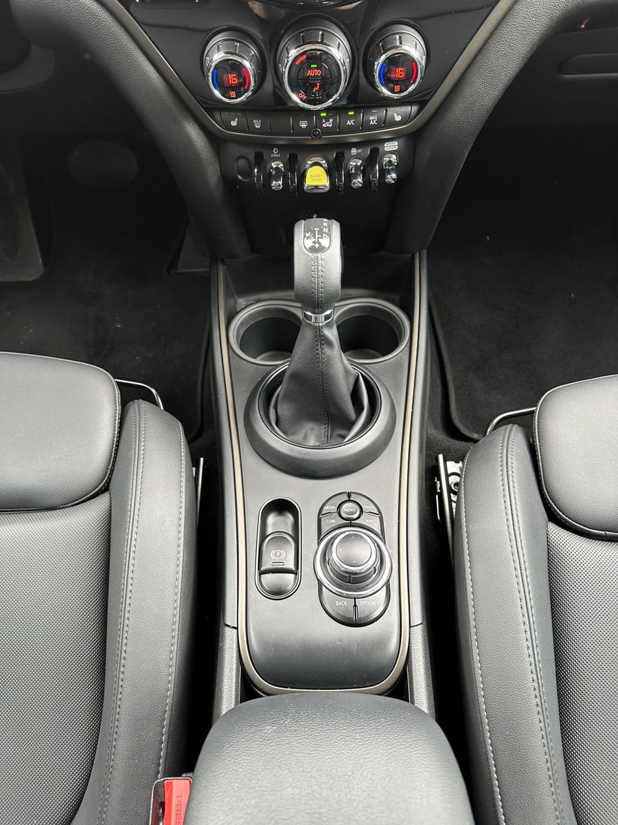 Fahrzeugabbildung MINI Countryman Cooper SE Classic All4 NAV+LED+KAM+MI