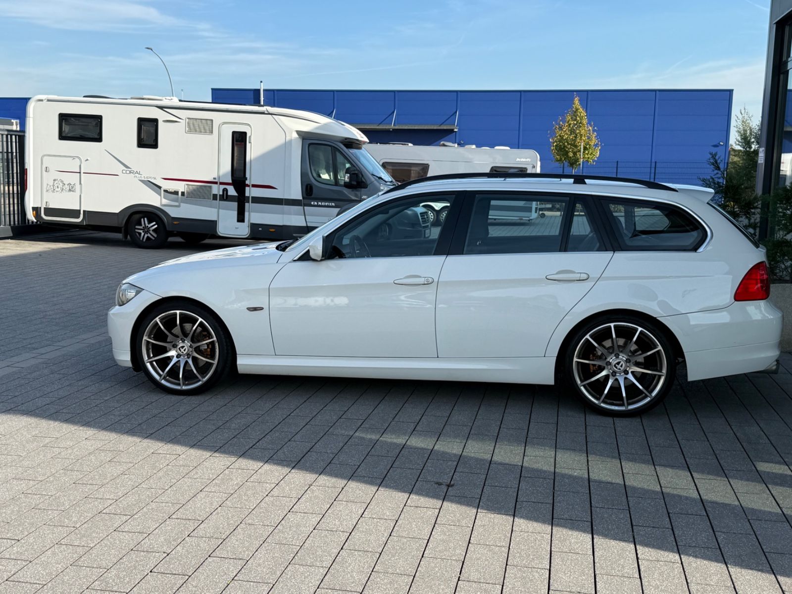 Fahrzeugabbildung BMW 325 i Touring PANO KLIMAAUTO XENON WINTERRÄDER