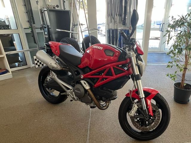 Ducati Monster 696