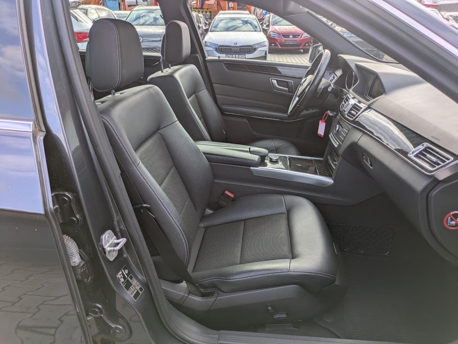 Fahrzeugabbildung Mercedes-Benz E 220 Avantgarde LED*AHK*KAMERA*TEMP*NAVI*SHZ