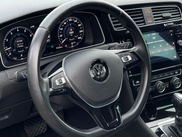 Fahrzeugabbildung Volkswagen Golf VII Lim. 1.4 TSI DSG HIGH/NAVI/LED/VIRTUAL+