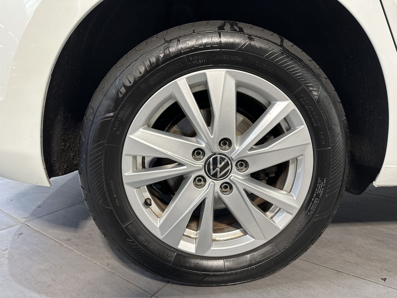 Fahrzeugabbildung Volkswagen Touran 2.0 TDI DSG Comfortline NAV+LED+ACC+PANO