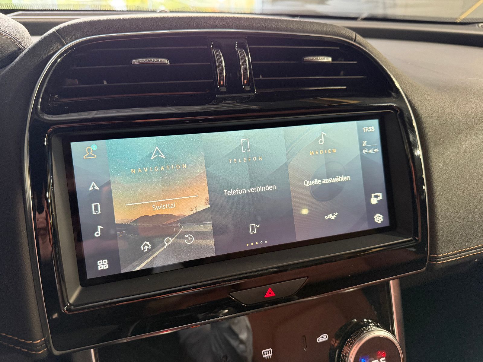 Fahrzeugabbildung Jaguar XE R-Dynamic Black/360°/NAVI/APPLE/SOUND/SHZ
