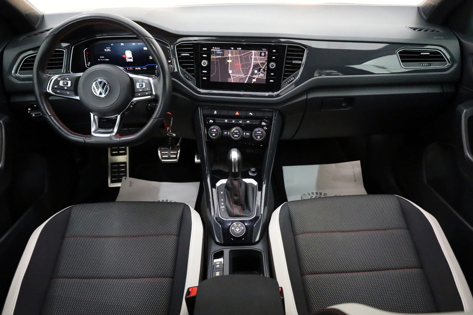 Fahrzeugabbildung Volkswagen T-Roc Sport 4M Navi,ACC,Kamera,Carplay,AHK,SR+WR