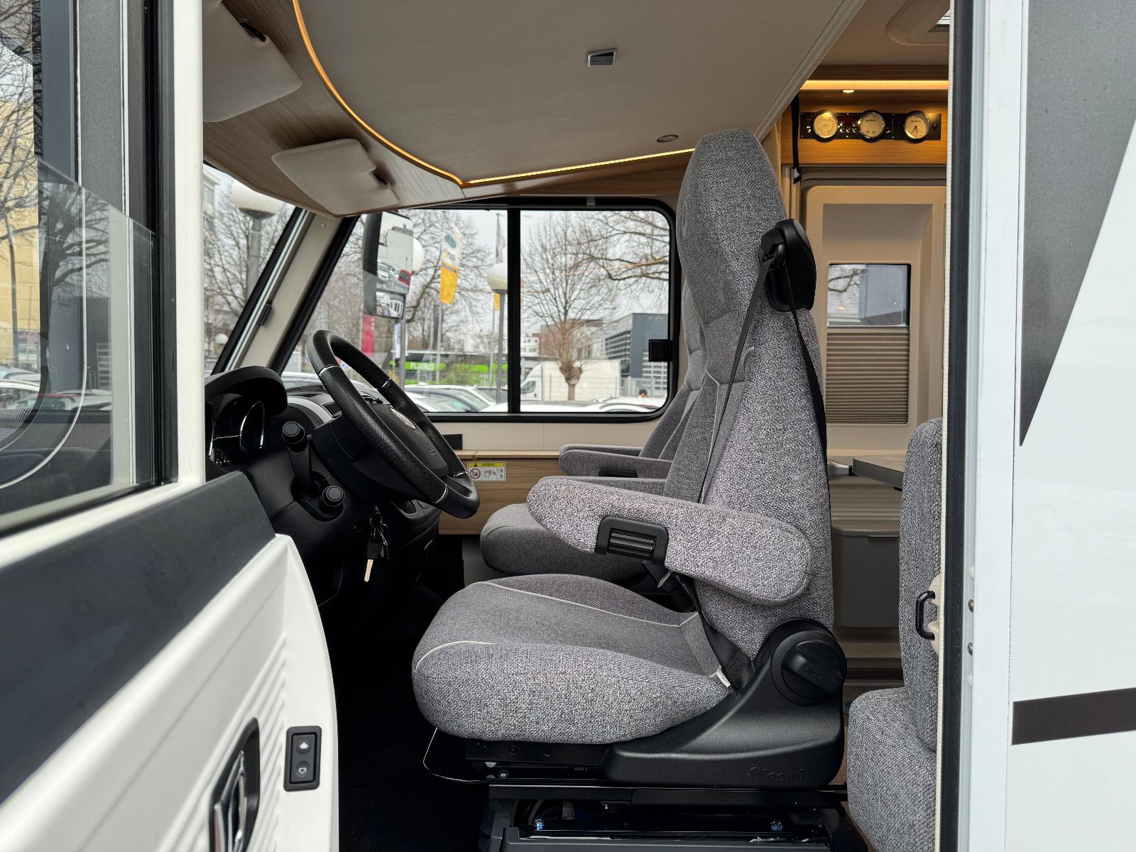 Fahrzeugabbildung Dethleffs Globebus I 006 GT PAKET WHITE 9GT SAT DACHKLIMA