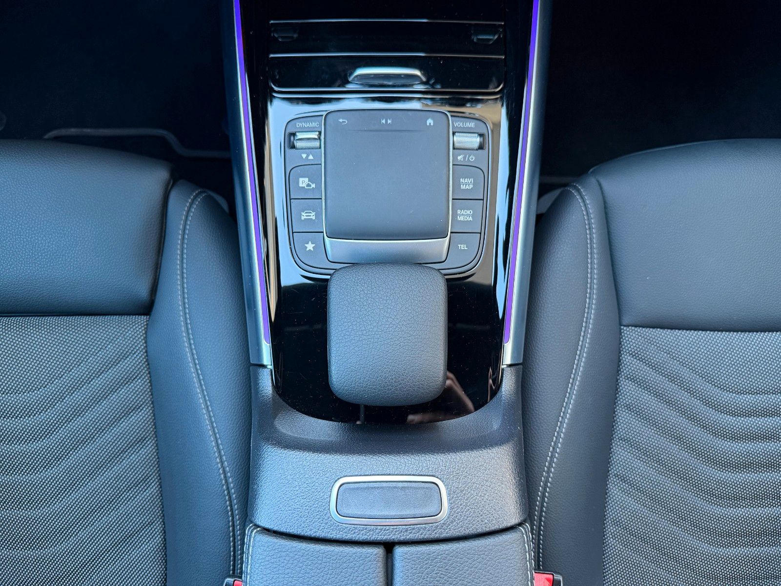 Fahrzeugabbildung Mercedes-Benz EQA 300 4M Progressive+Ambiente+Night+19`+TotW