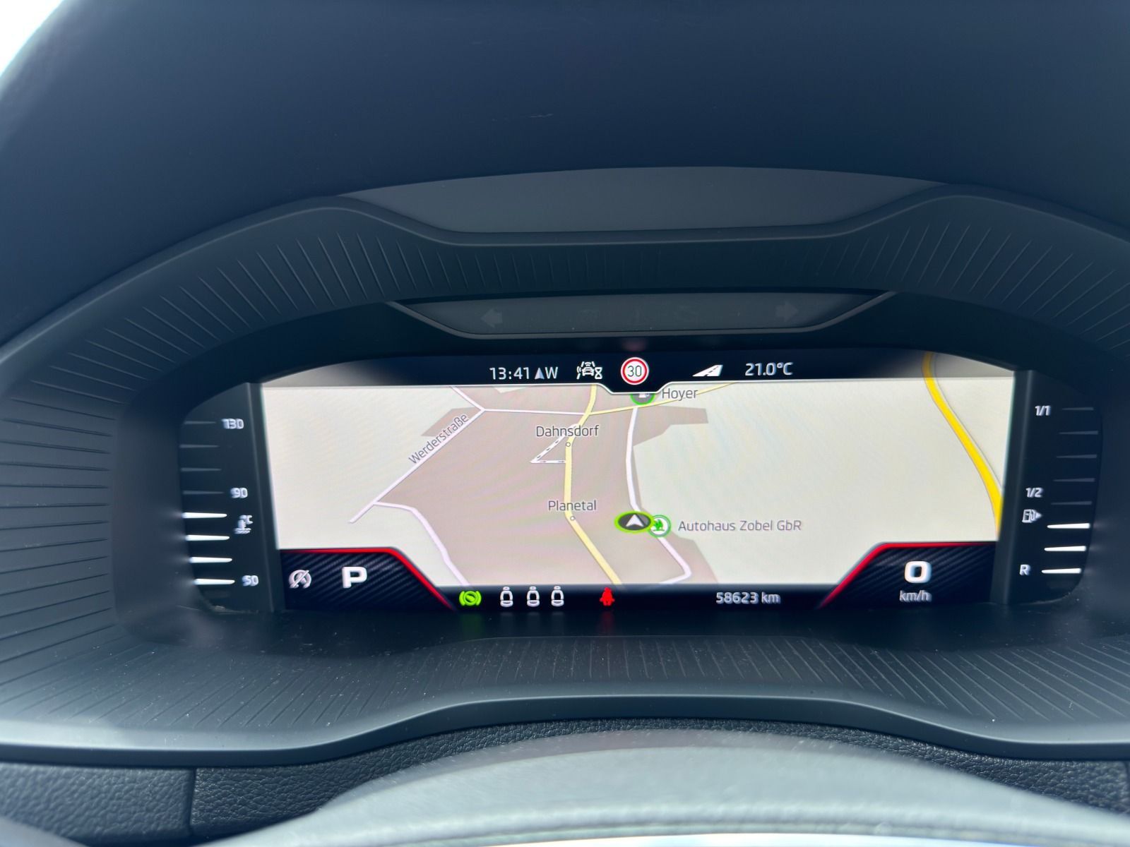 Fahrzeugabbildung SKODA Karoq Sportline 1.5TSI DSG*RFK*AHK*SideAss*eHeck