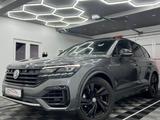 Volkswagen Touareg R-LINE 4Motion/MASSAGE/ACC/AHK/INNOVIS. - Volkswagen Touareg mit Diesel-Antrieb: Grau, Standheizung
