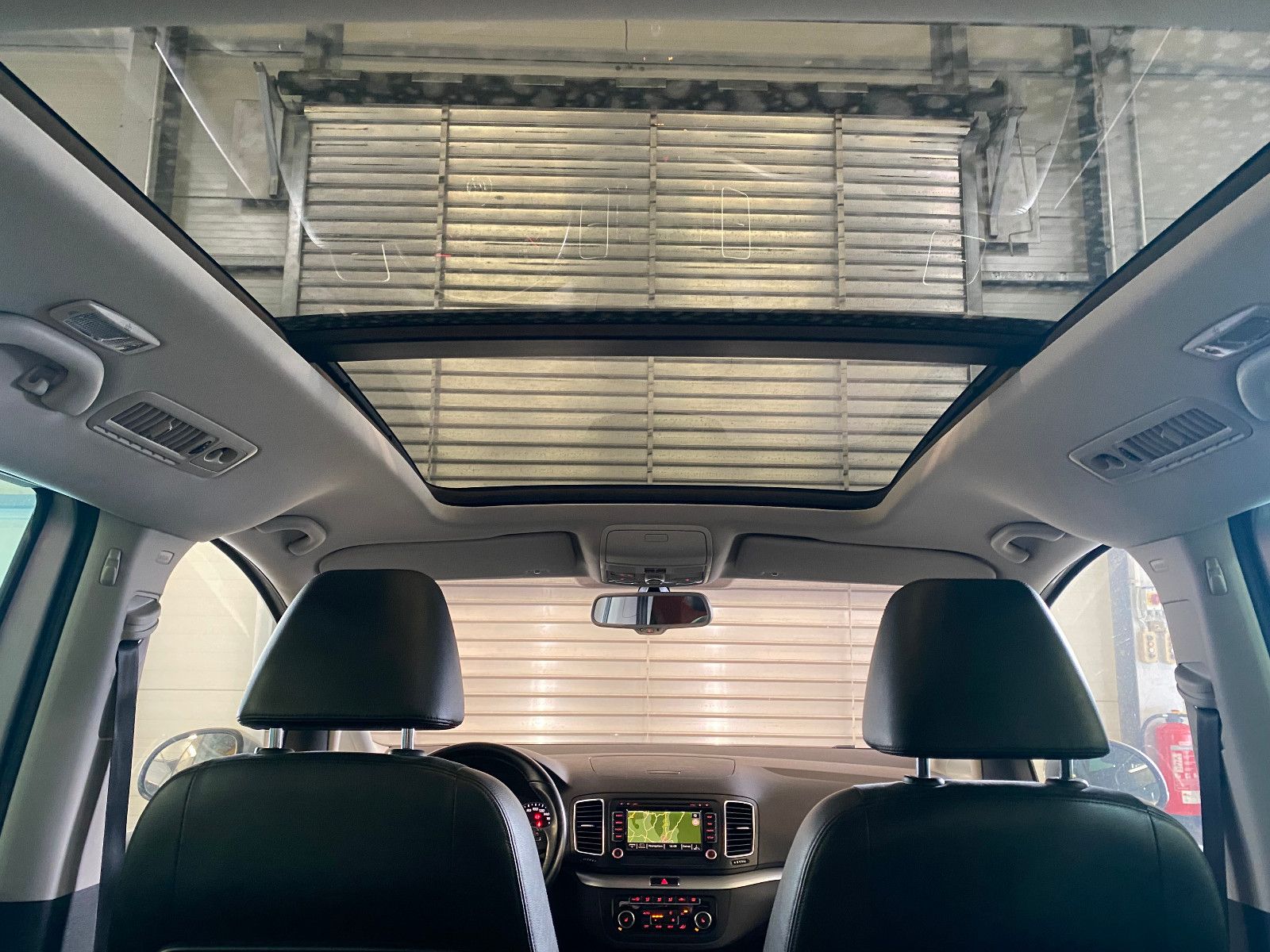 Fahrzeugabbildung Volkswagen Sharan Highline TDI DSG AHK DCC Pano Xenon Sthz