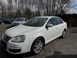 Volkswagen Jetta 1.6 Comfortline*1hand*Klima - Volkswagen Jetta mit Benzin-Antrieb: Limousine, 1.6