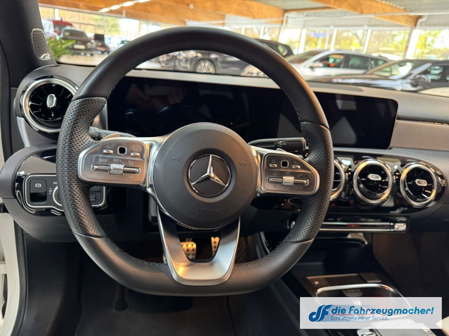 Fahrzeugabbildung Mercedes-Benz A 250 AMG Sportpaket HUD Navi Digitales Cockpit