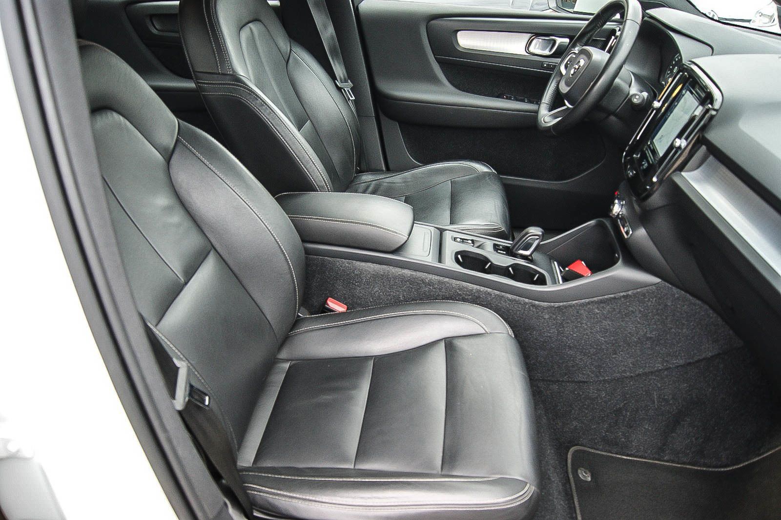 Fahrzeugabbildung Volvo XC40 D4 Momentum Pro AWD 4x4 LEDER ANHZV PRO-PAK