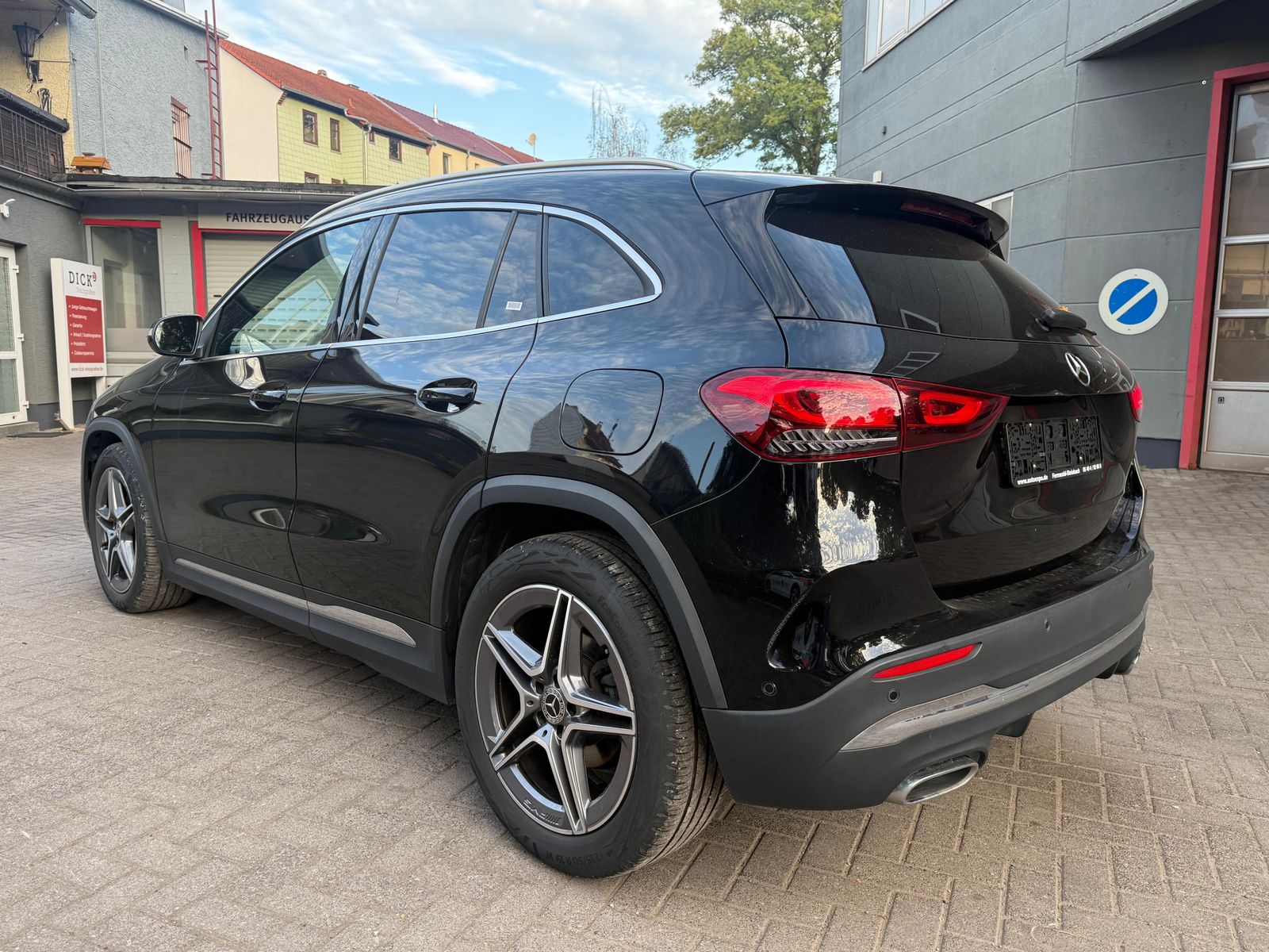 Fahrzeugabbildung Mercedes-Benz GLA 200 d 8G AMG-Line LED+NAV+SHZ+AHK+KAM+CARPL+