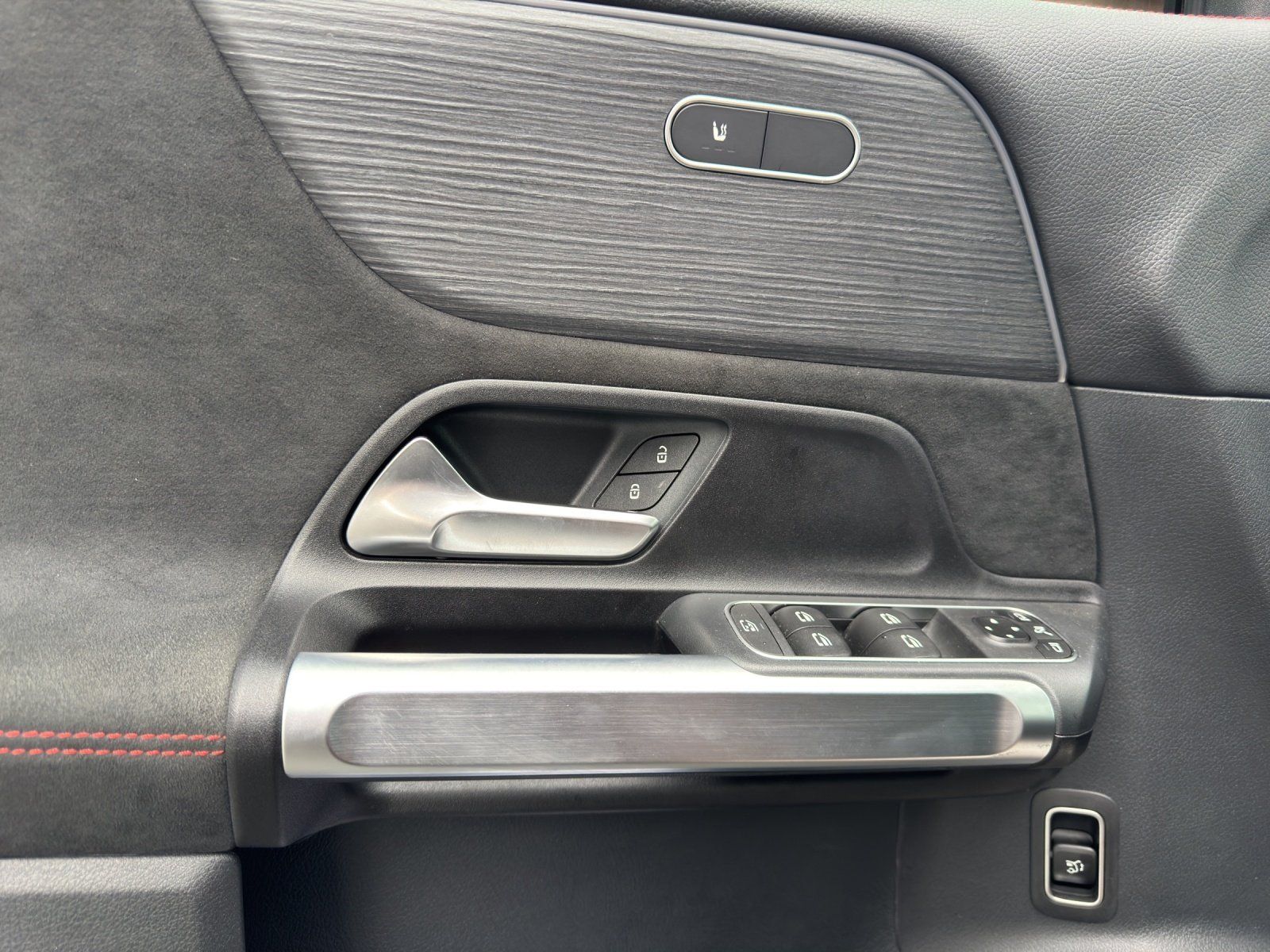 Fahrzeugabbildung Mercedes-Benz GLB250 4M AMG Prem DISTRO Pano AHK 7-Sitze KeyGo