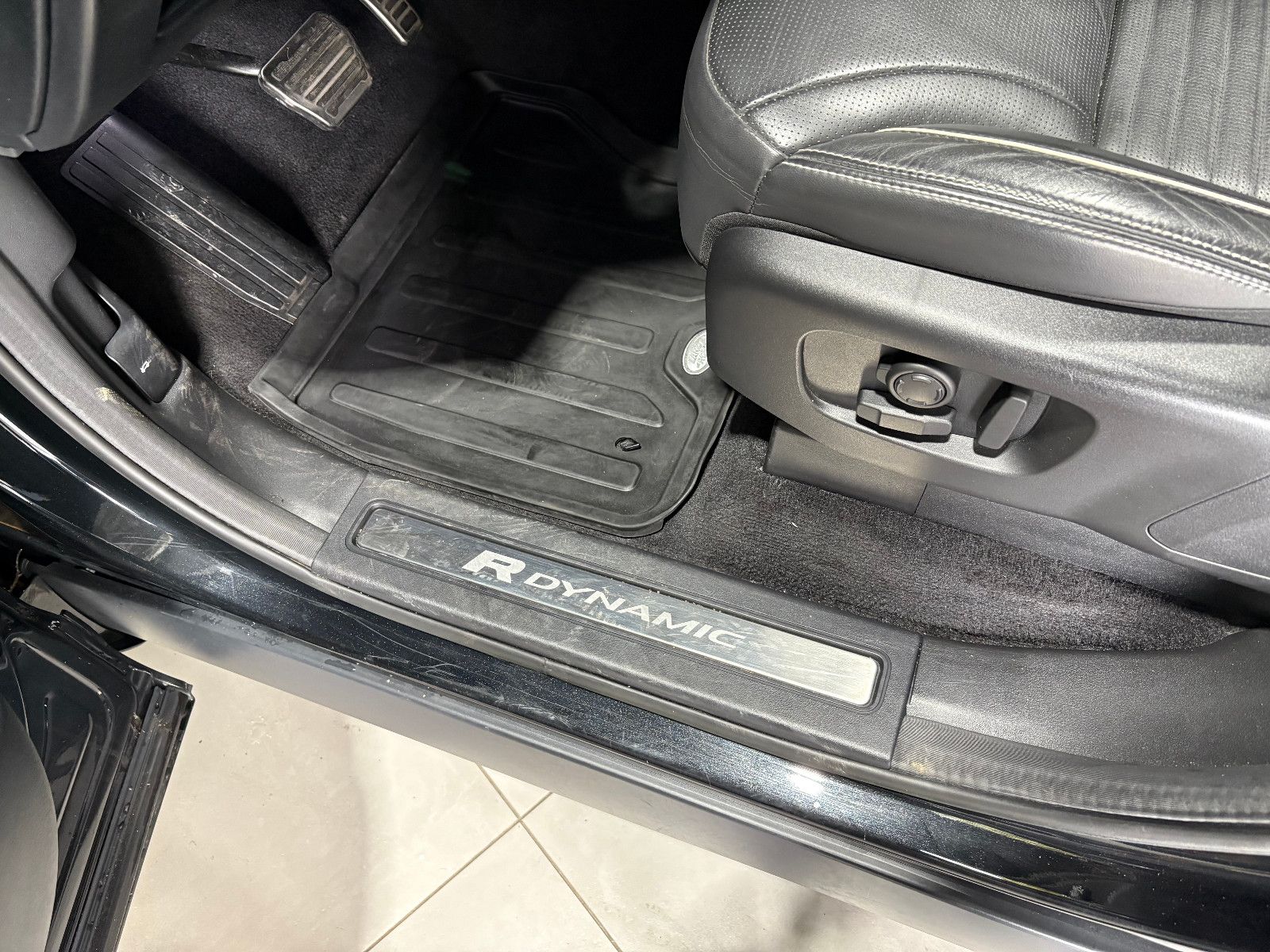 Fahrzeugabbildung Land Rover Discovery 5 R-Dynamic HSE D250 c AWD/PANO/MEMORY